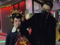 打工妹和不倒翁小姐姐,两代女性的奋斗与梦想