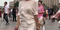3分钟广场舞小姐姐视频,活力四射！3分钟广场舞小姐姐展现青春风采