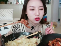 美国小姐姐吃脆皮五花肉,美味与文化的碰撞