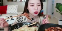 美国小姐姐吃脆皮五花肉,美味与文化的碰撞