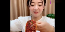小姐姐吃红油皮皮虾吗,小姐姐的美食诱惑之旅